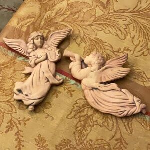 Set of 2 vintage clay angels.  Mississippi clay artist, mint condition!